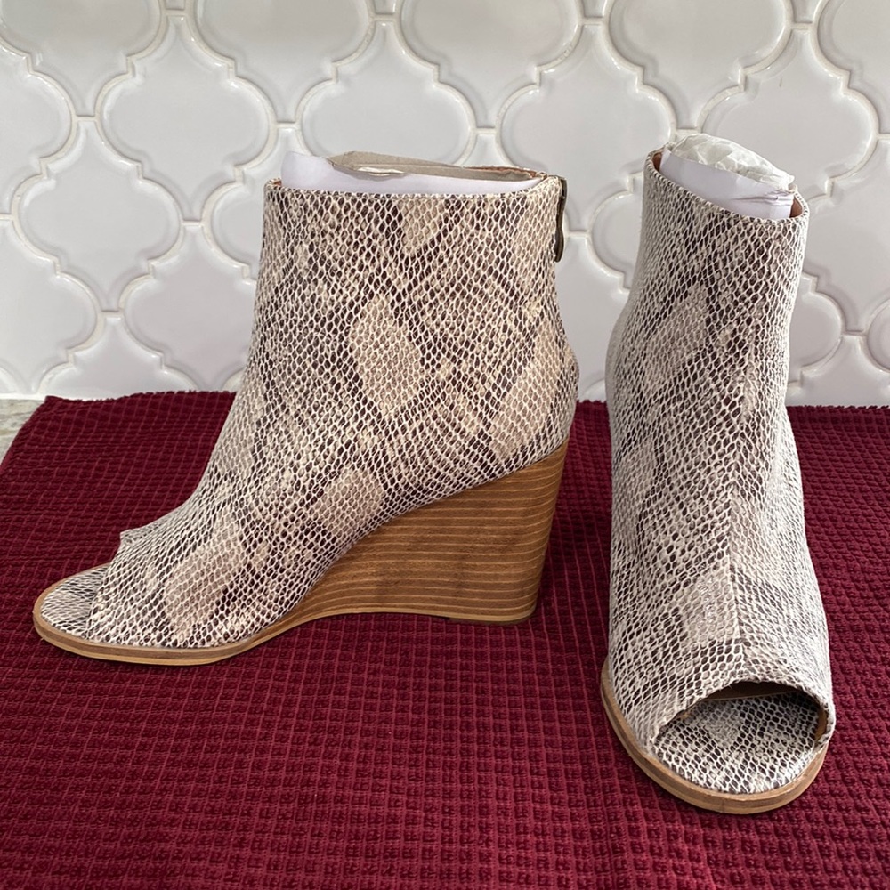 Open Toe Snake Print Wedges